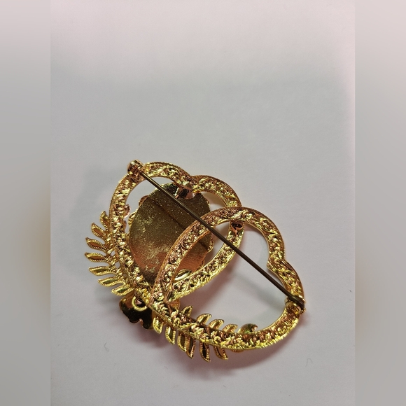 Vintage MCM Gold Tone Victorian Lady Cameo Brooch Pin with Simulated Pearl - Picture 3 of 6